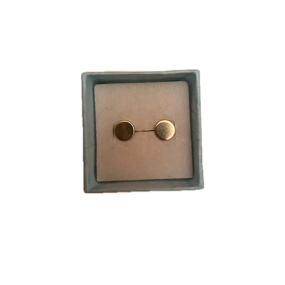 Circle stud earrings